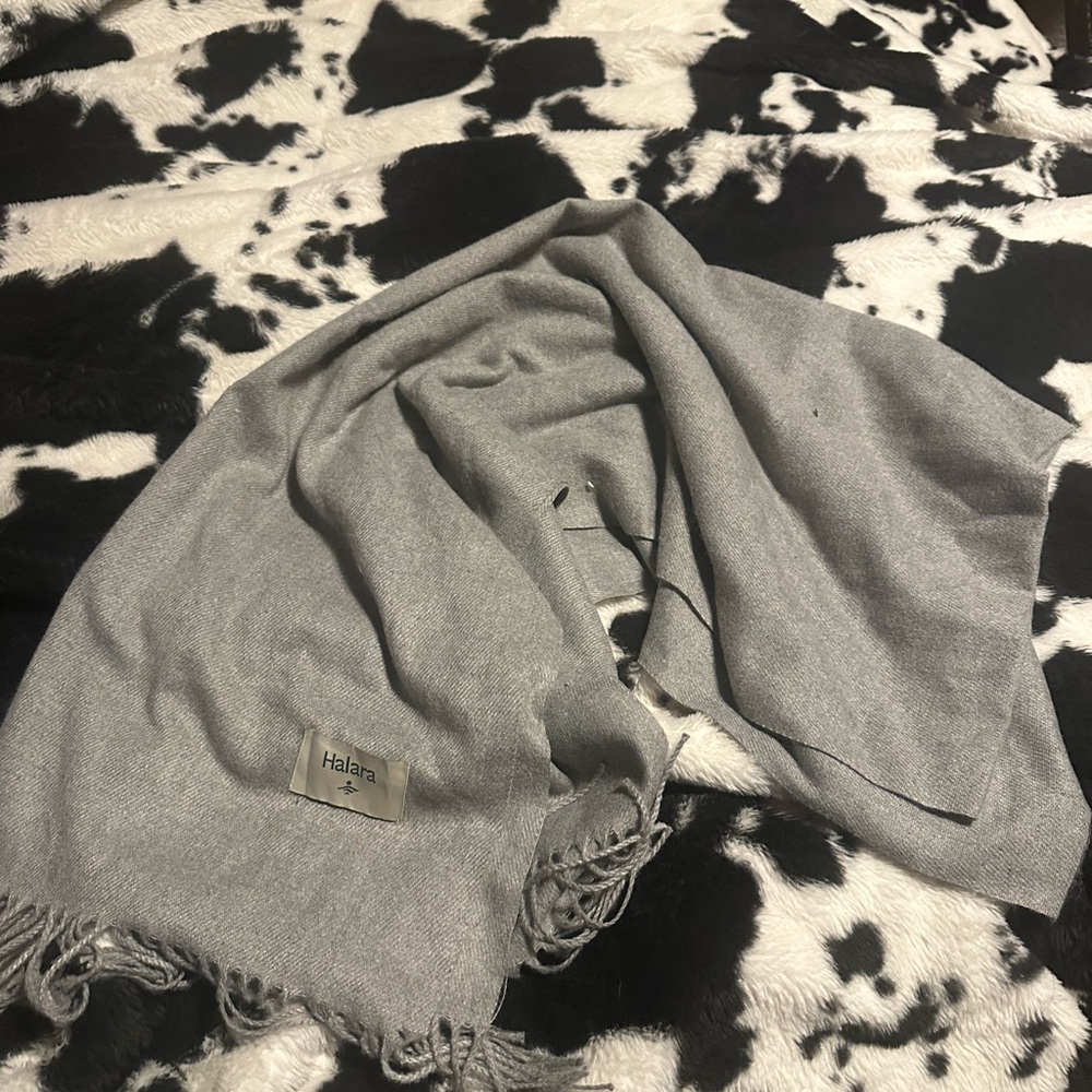 HALARA Light Gray Scarf with Fringe